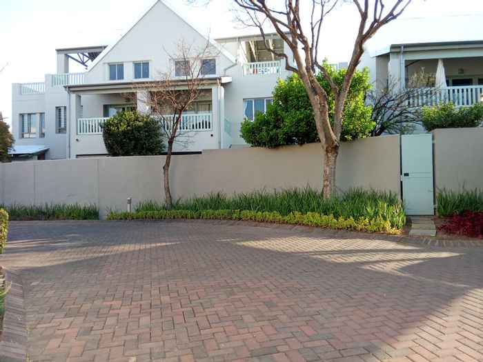 Witkoppen Apartment For Sale: 2 beds, private garden, upgraded pool, parking included.
