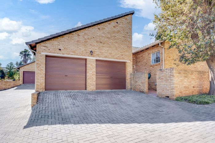 For Sale: Townhouse in Wilgeheuwel with 3 Bedrooms, Private Garden, Solar Backup.