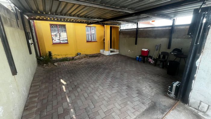 Kamagugu Townhouse For Sale: 2 Bedrooms, secure parking, near amenities and schools.