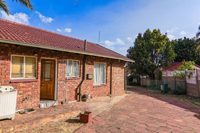 House for Sale in The Reeds: 3 beds, 2 baths, double garages, staff quarters.