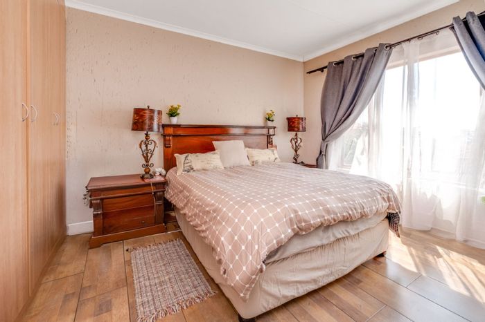 Noordheuwel Townhouse For Sale: 3 Bedrooms, secure complex, garage, scenic patio.