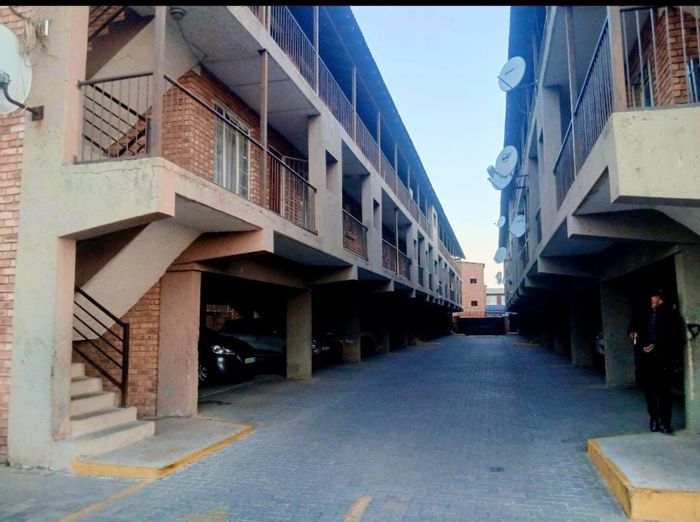 For Sale: 2-Bedroom House in Kempton Park Central with Parking and Kitchen.