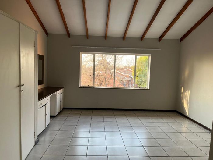 2-bedroom apartment in Robindale with balcony, parking, and guest loo. To Rent.