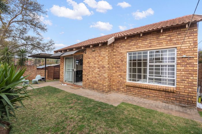 Wilgeheuwel Townhouse For Sale: Pet-friendly, secure complex, garden, and convenient amenities.