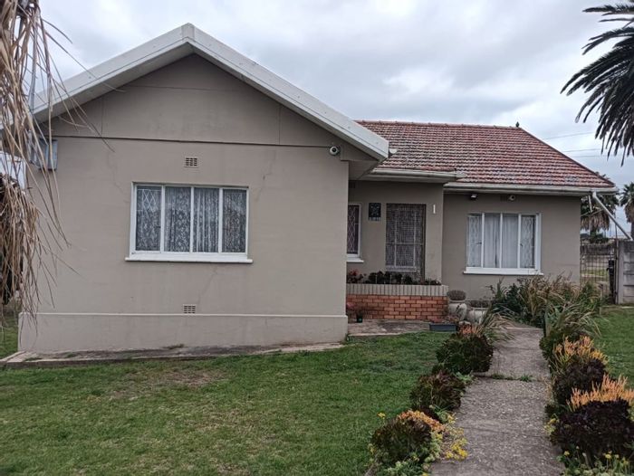 House for Sale in Van Riebeeck Hoogte: 3 Bedrooms, Pool, Garage, Spacious Yard.