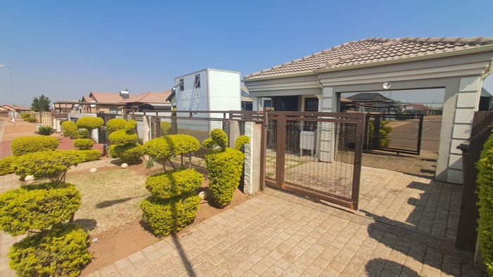 3 Bedroom House For Sale in Soshanguve East with Garden and Garage Access.