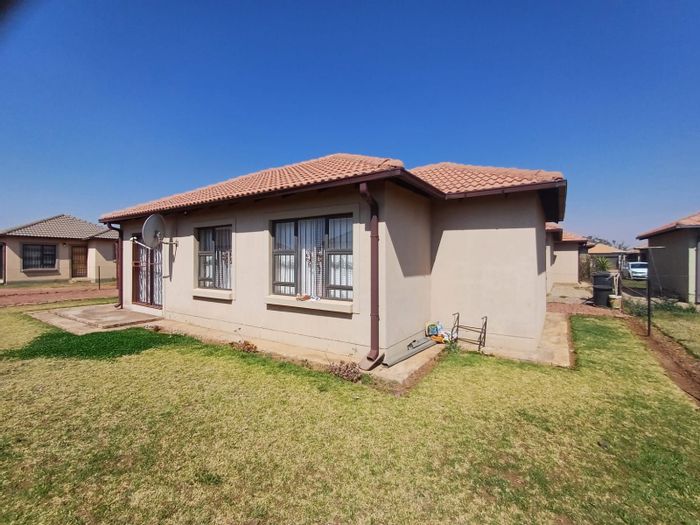 3 Bedroom house for sale in Ellaton with carport and prepaid electricity.