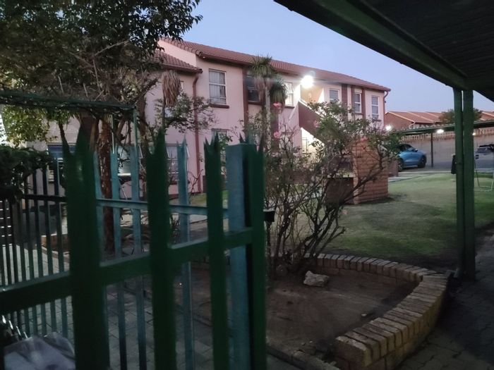 For Sale: 2-Bedroom Townhouse in Norkem Park with Open Plan Living and Parking.