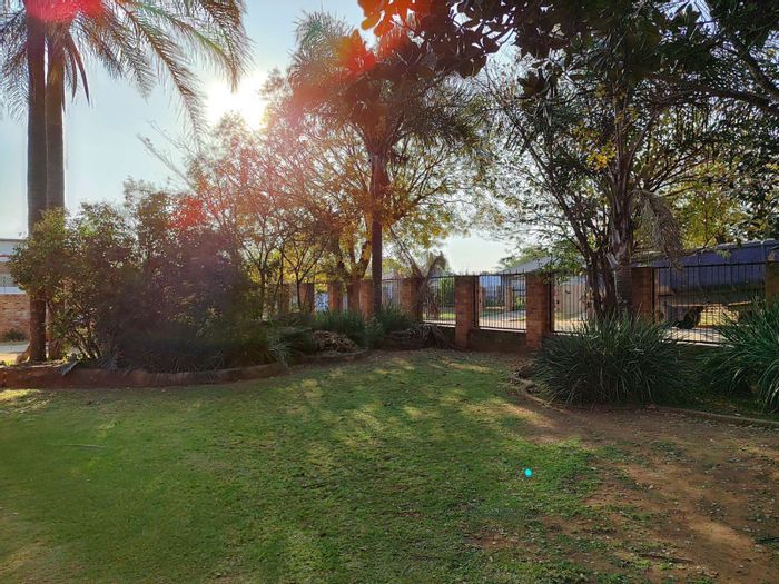Spacious 12-room house on 1896m², ideal for development in Kempton Park Ext 2.