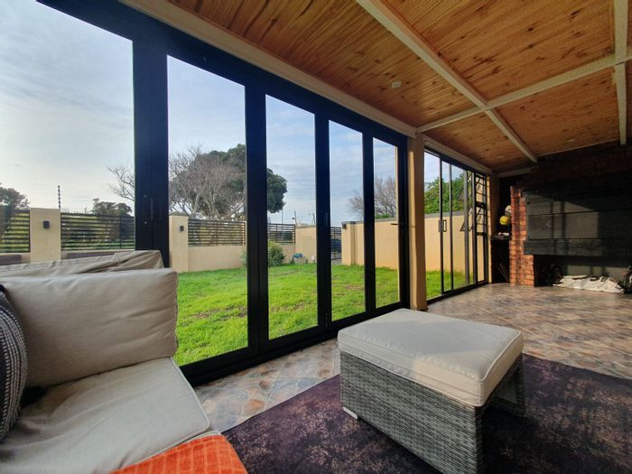 Thornton House For Sale: 3 beds, security features, indoor braai, borehole system.