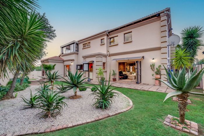 3 Bedroom House For Sale in Ruimsig with office, Jacuzzi, and solar power.