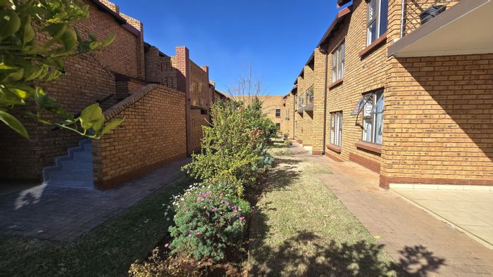 Townhouse for Sale in Willow Park Manor: 2 beds, frail care, gardens, security.