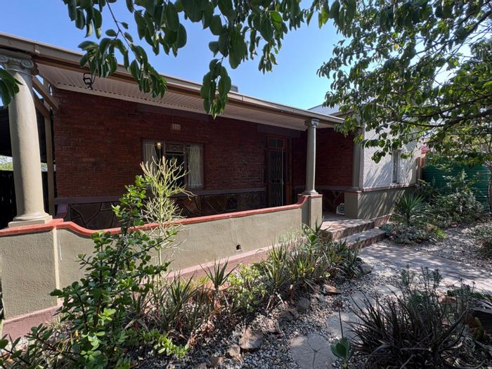 Beaconsfield House For Sale: 3 bedrooms, flatlet, secure parking, and water features.