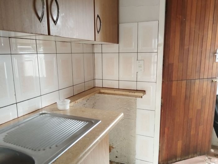 Glenanda Apartment To Rent: 2 Bedrooms, secure complex, close to amenities.