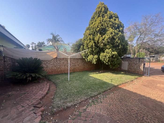 Townhouse For Sale in Mookgopong Central: 2 Bedrooms, Garage, Garden, Close to Amenities.