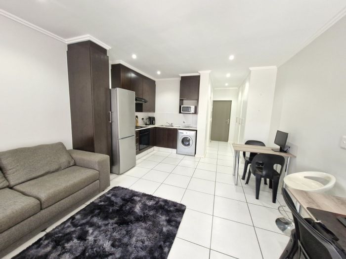 Craigavon Apartment To Rent: Open plan studio with private garden, clubhouse access.