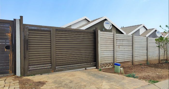 For Sale: House in Palm Ridge with 2 bedrooms, 2 bathrooms, and functional kitchen.