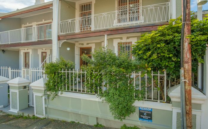 Sea Point Townhouse For Sale: 3 Bedrooms, courtyard, balcony with mountain views.