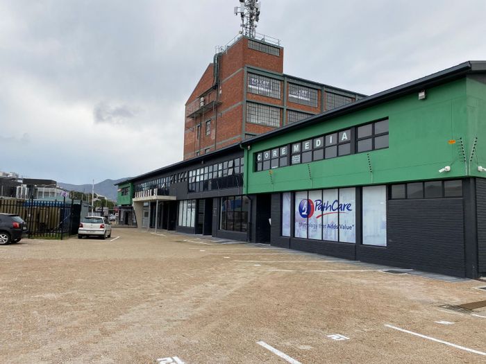 Commercial retail shop in Diep River, 73m², 60amp power, on De Waal Road.