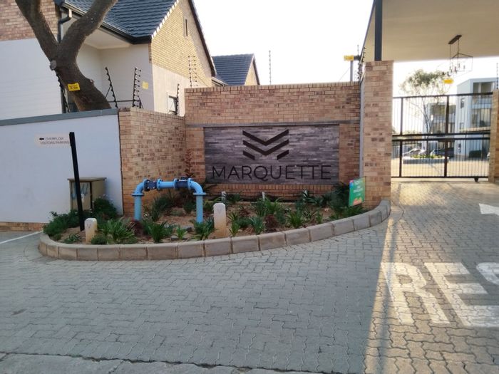 Ferndale Apartment For Sale: 2 beds, balcony, secure complex, communal pool.