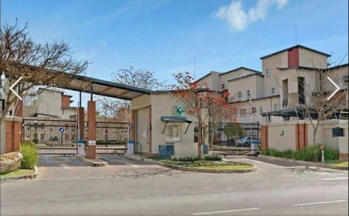 Two-bedroom apartment in Fourways with pool, clubhouse, and 24/7 security. To Rent.