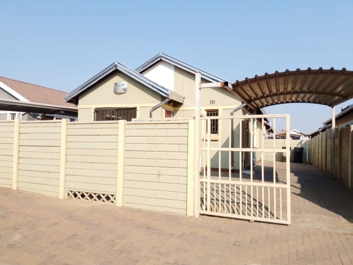 3 Bedroom House To Rent in Leopard's Rest Security Estate with carport and prepaid electricity.