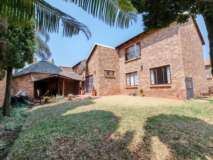 House To Rent in Amberfield Crest: 3 beds, lapa, double garage, near Mall@Reds.