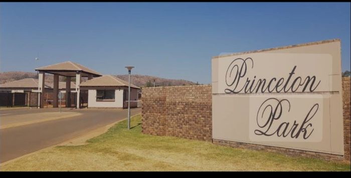 Chantelle Townhouse For Sale: 3 Bedrooms, secure estate, expansive garden, carport.