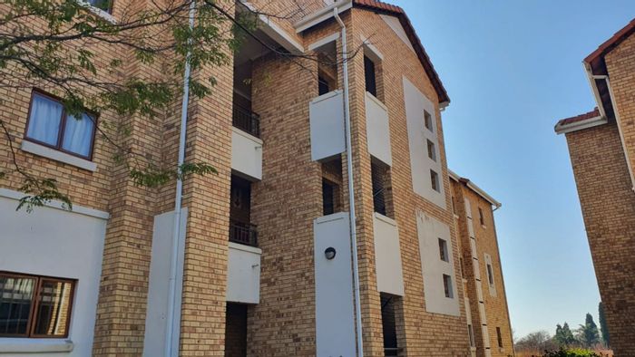For Sale: Apartment in Randpark Ridge, 2 beds, 2 baths, secure parking.