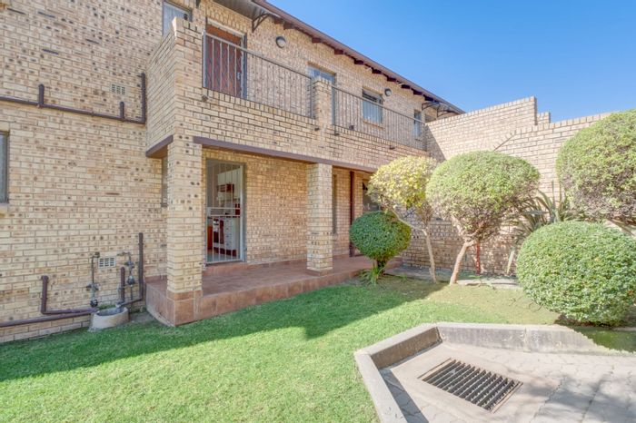 Honeydew Grove Apartment For Sale: 2 Bedrooms, Secure Complex, Tenanted Investment Opportunity.