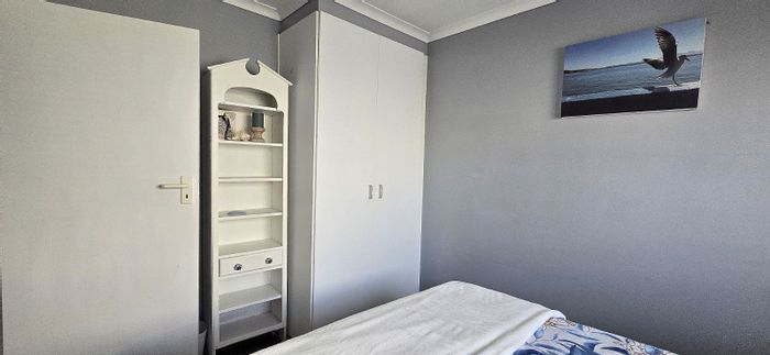 De Bakke Apartment To Rent: Sea views, balcony, garage, and convenient amenities.