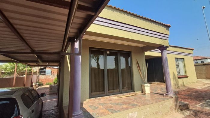 For Sale: House in Soshanguve Ext with spacious yard, 3 bedrooms, parking.