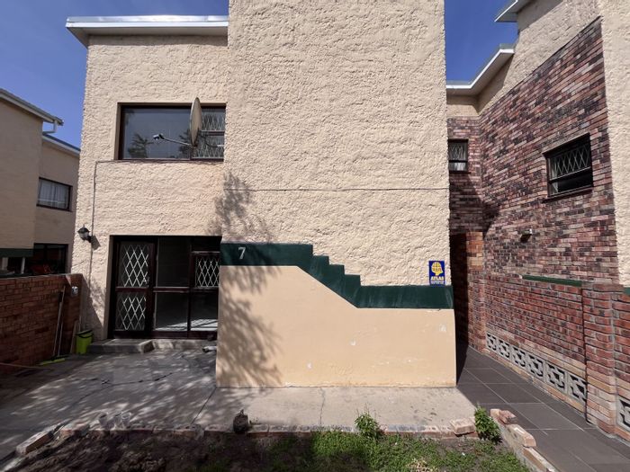 For Sale: Townhouse in Westering with pool access, built-in cupboards, and WiFi-ready.