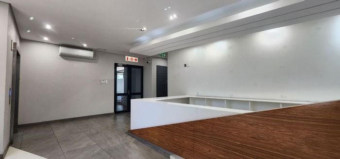 To Rent: 440m² Office in Parkhaven with security, parking, and kitchen amenities.