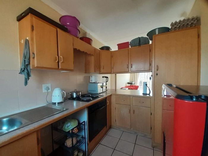 Die Hoewes Townhouse For Sale: 2-bed, secure complex, wraparound garden, garage.