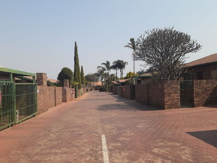 Die Hoewes Townhouse For Sale: 2-bed, secure complex, wraparound garden, garage.