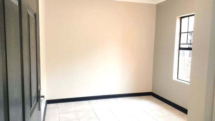 Helderkruin Apartment For Sale: 3 beds, pool access, all costs included.