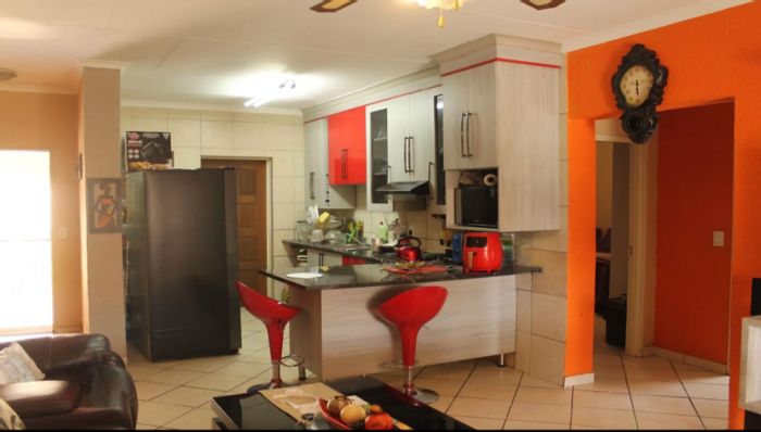 For Sale: 2-Bedroom Apartment in Stonehenge Ext 8 with Balcony and Carport.