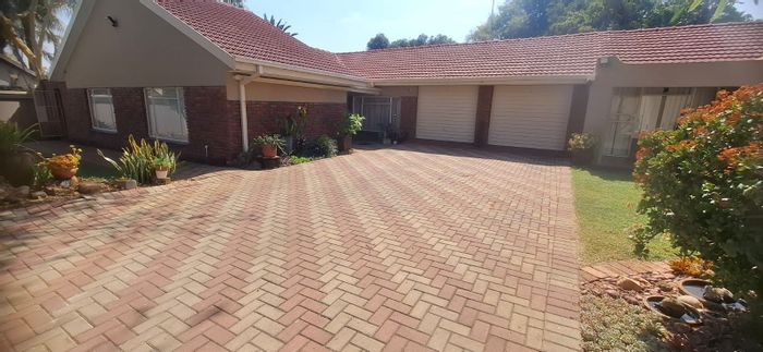 For Sale: Bendor House with pool, beauty salon, bachelor flat, and security features.