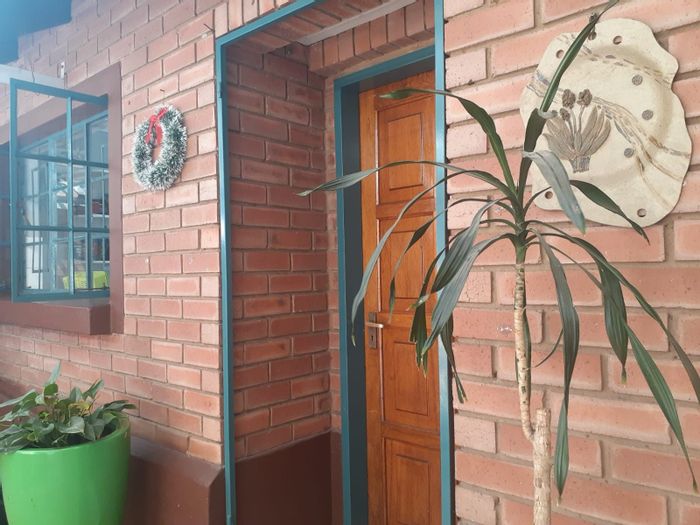 Die Hoewes Townhouse For Sale: 3 beds, 2 baths, pet-friendly, 24-hour security.