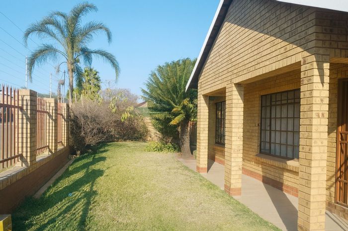 For Sale: Townhouse in Reyno Ridge with 3 beds, double garage, and prime location.