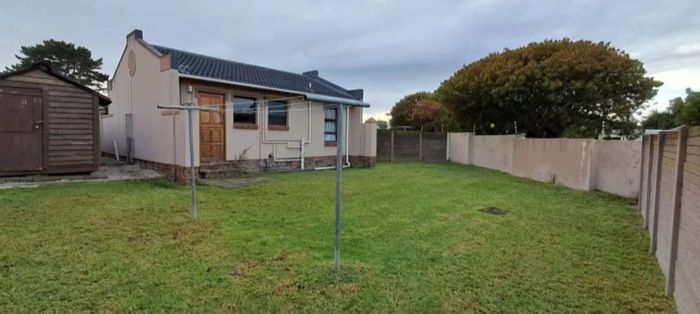 Townhouse For Sale in Kabega: 2 beds, pool, pet-friendly, private yard.