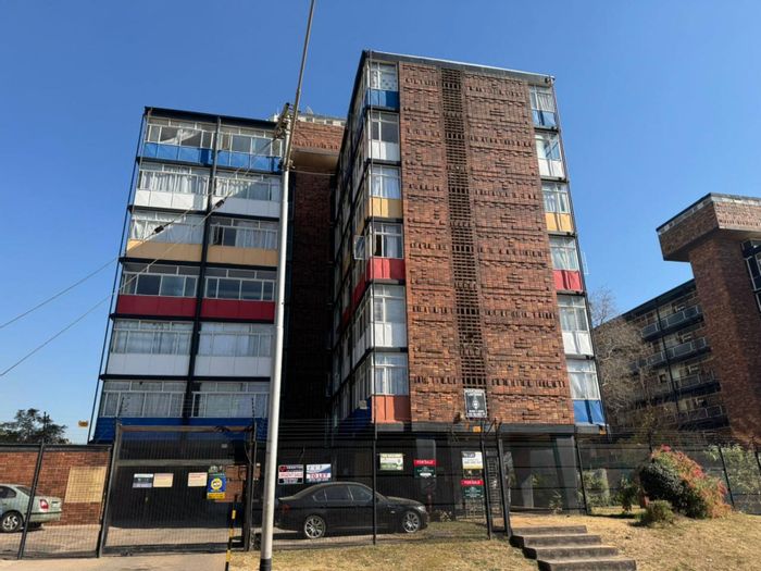 2 Bed Apartment For Sale in Muckleneuk, secure complex, near town and highways.
