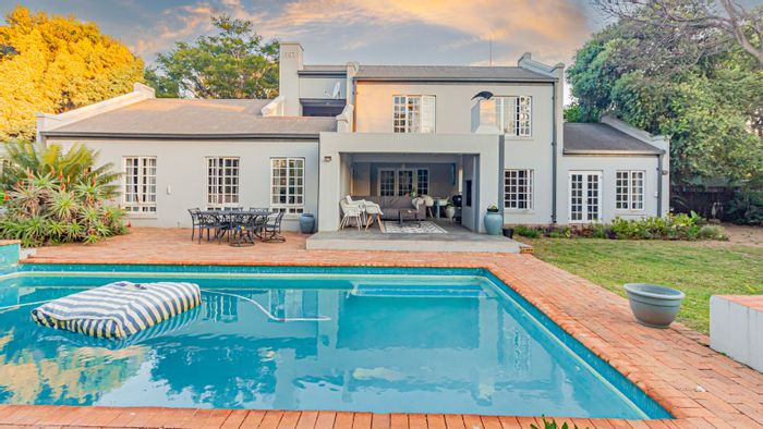 Spacious 6-bedroom house in Moret with study, patio, and large garden. For Sale.