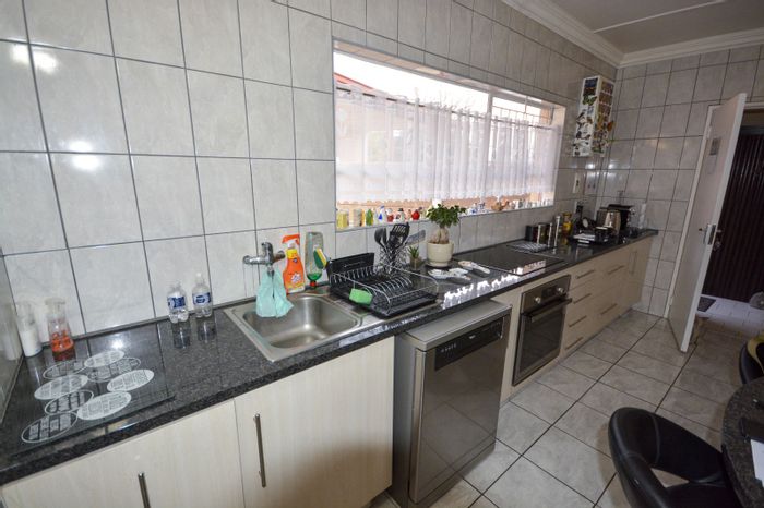 For Sale: House in Mondeor with 3 beds, renovated kitchen, and secure parking.