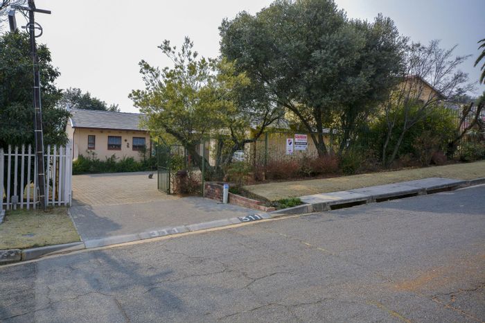 For Sale: House in Mondeor with 3 beds, renovated kitchen, and secure parking.