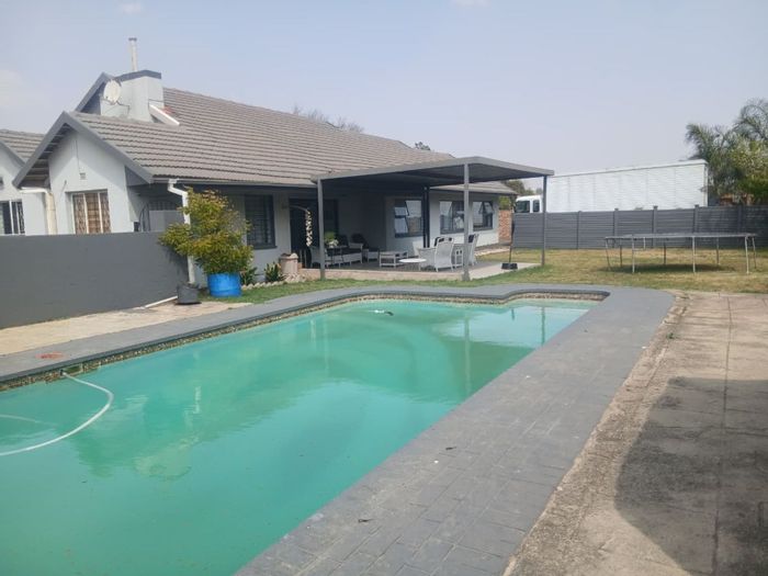 Eastleigh House For Sale: 3 beds, 3 baths, pool, double garage, spacious yard.