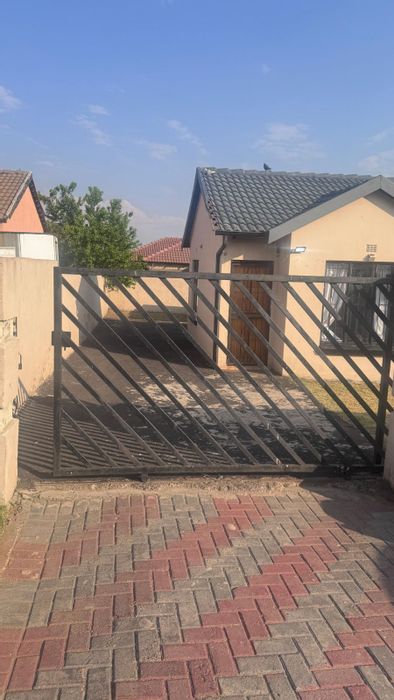 3-Bedroom House For Sale in Tasbet Park with Double Carport & JoJo Tank.