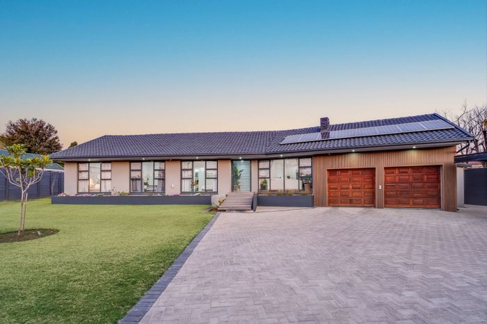 For Sale: House in Noordheuwel with pool, solar system, and entertainment area.
