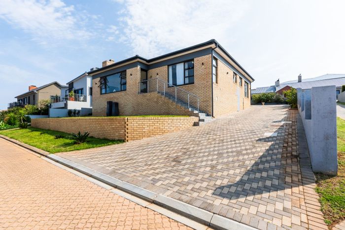 For Sale: House in Monte Christo with open-plan living, braai room, and sea views.